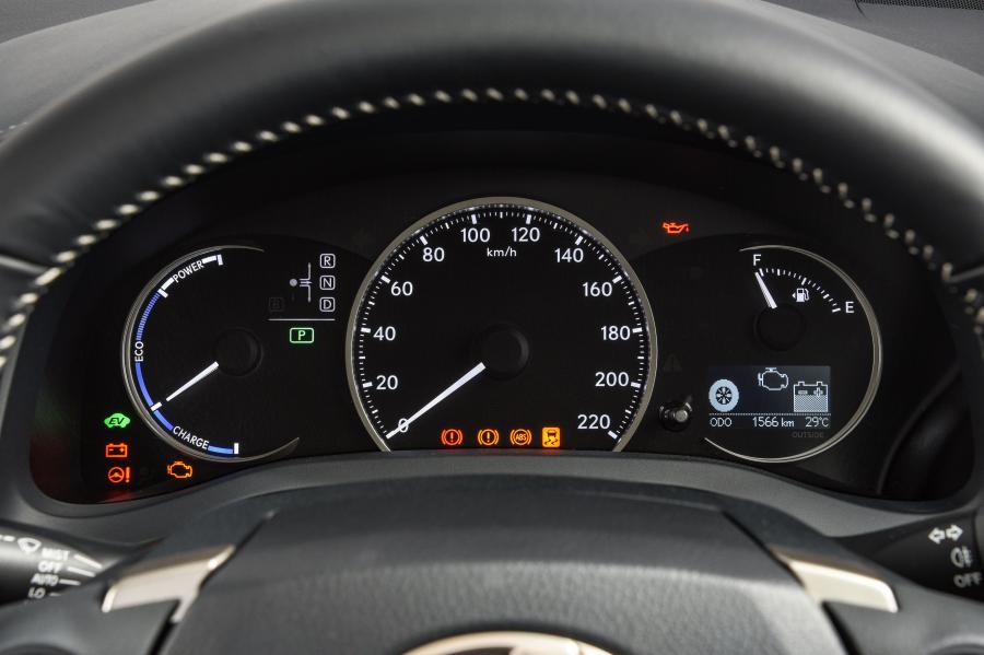 Панель приборов Lexus CT200h 2018 года  (ZA) (фото 38 из 40)